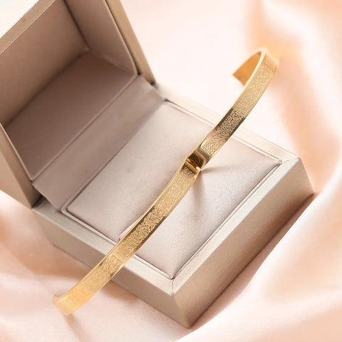 Personalisiertes Ayatul Kursi Manschette Armband für Frauen – Einzigartiges Geschenk mit Allah-Islam-Motiven in Arabisch, handgefertigter Edelstahl Armreif als Schmuckstück