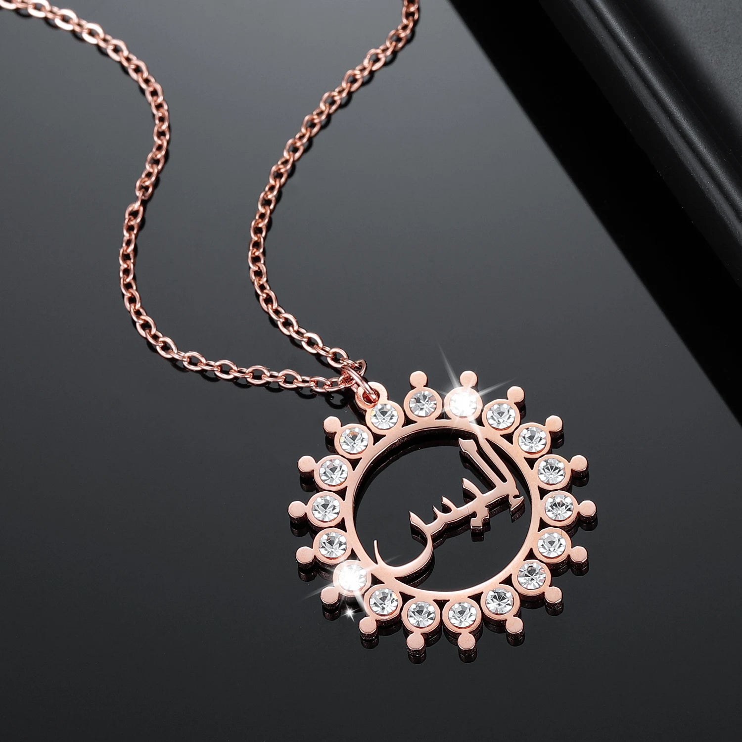 Glänzendes, maßgefertigtes Arabisches Namenscollier mit Kristallen – Persönlicher Anhänger für Frauen, einzigartiges Schmuckstück als Geschenk